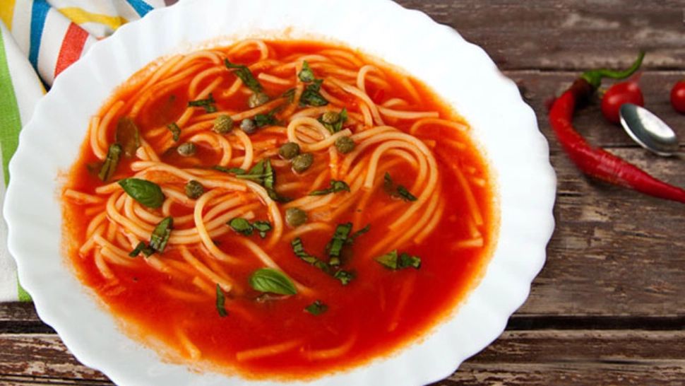 Ciorbe rapide, de vară - Cum prepari cea mai gustoasă supă de roșii picantă cu busuioc