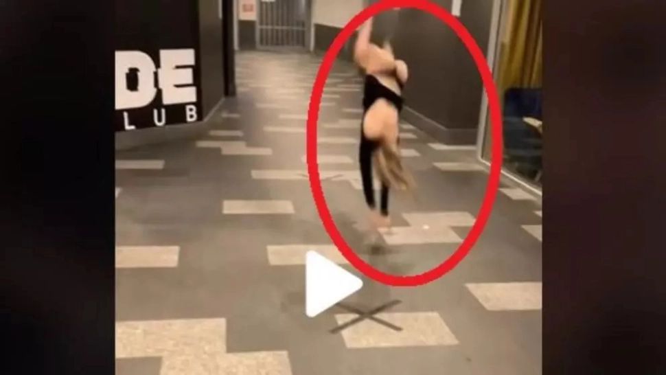 VIDEO – O tânără a arătat mai mult decât își dorea atunci când a vrut să-și impresioneze prietenii cu aptitudinile sale fizice, în public