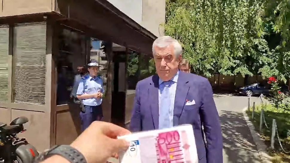 Călin Popescu Tăriceanu, enervat de un protestatar în fața instanței. Cuvinte grele adresate fostului premier