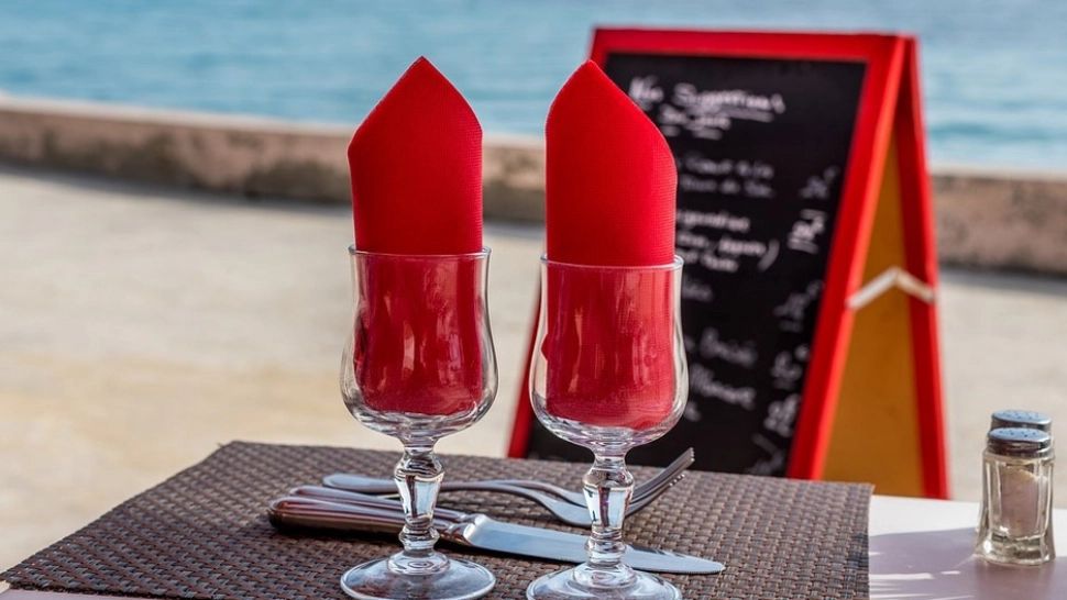 Nota de plată uriașă plătită de turiști români pentru un prânz în Năvodari: "Cumpăram 3 porci de banii ăștia!"