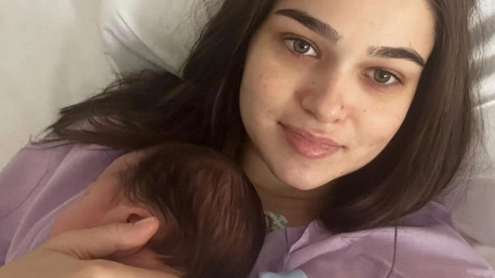 Ce a declarat cântăreața Theo Rose imediat după ce a născut