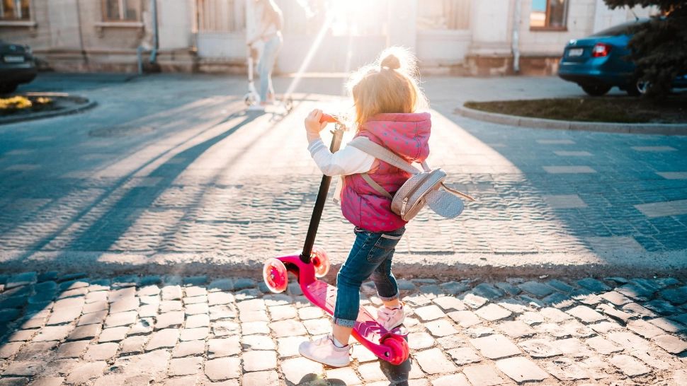 Fetiță de 8 ani, spulberată de pe trotinetă de o șoferiță de 29 de ani. Femeia a fugit de la locul accidentului de teama rudelor copilei