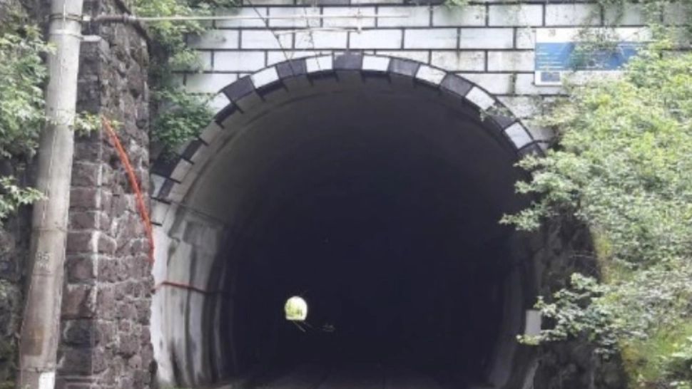 Accident cumplit pe calea ferată, în Orșova: Cum au fost loviți de tren, în tunel, un bărbat și băiatul său de 9 ani - VIDEO