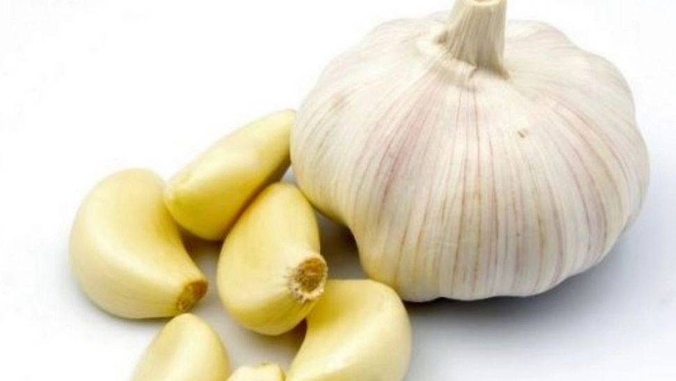 Pune câțiva căței de usturoi în vasul de toaletă și vezi ce se întâmplă - Trucul incredibil, pe care gospodinele îl vor iubi