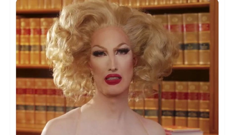 Viceprimarul din Stockholm a apărut costumat în „Divă”. VIDEO cu edilul rujat când le ține copiilor un discurs pro-toleranță 