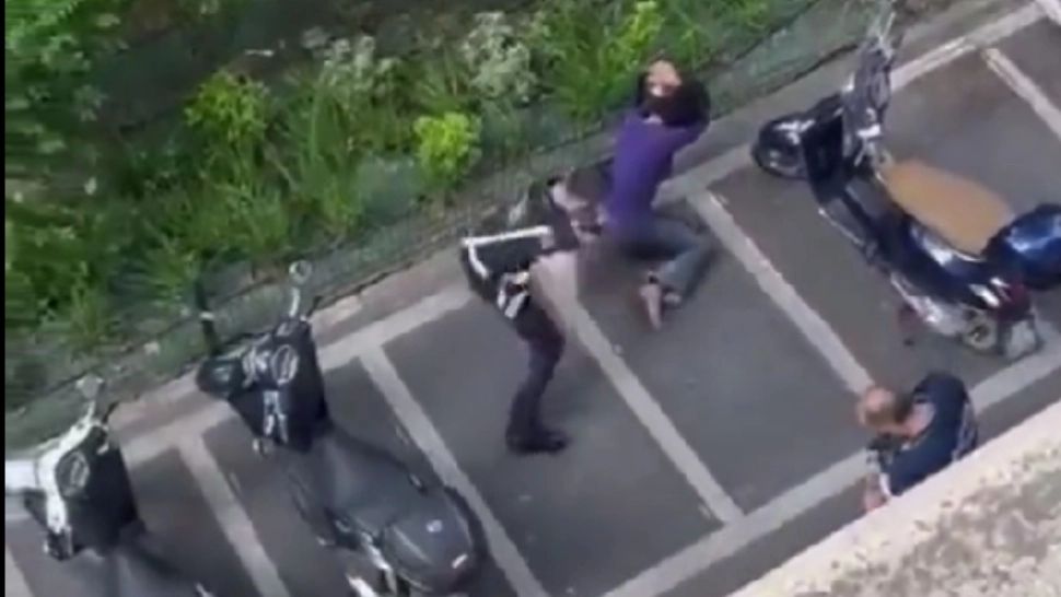 25 de polițişti italieni, cercetați pentru tortură. Unul dintre denunțători este român. Scene de o brutalitate ȘOCANTĂ - VIDEO