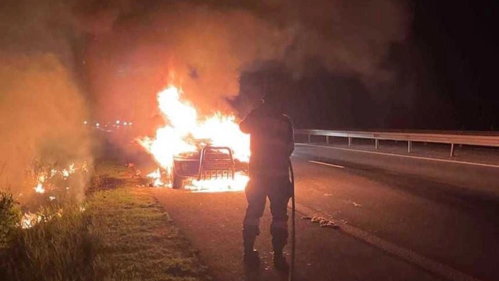 Incendiu pe autostradă - O mașină echipată cu instalație GPL a luat foc pe A1