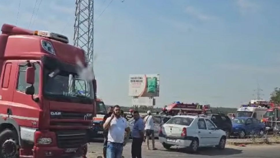 Impact violent între 4 autoturisme și un camion, în Dâmbovița! 4 persoane, transportate la spital