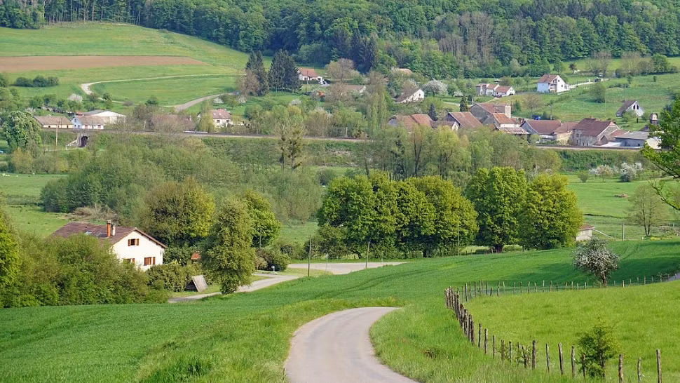 Un sat din Franța scoate la vânzare opt terenuri cu un euro pe metru pătrat 
