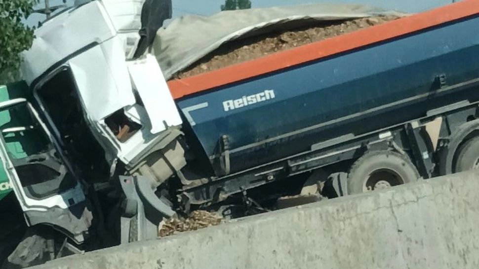 Accident grav pe Centura Ploieștiului. O persoană și-a pierdut viața după un impact violent între două TIR-uri - FOTO