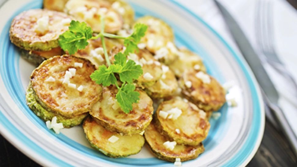 Rețeta de dovlecei pane cu aluat de bere și usturoi - Este deliciul verii