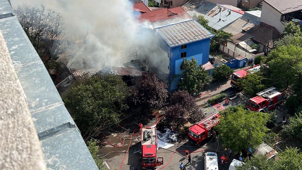 Incendiu violent în București: 17 proprietăți afectate, 20 autospeciale de pompieri s-au luptat cu focul. Șase victime au primit îngrijiri medicale