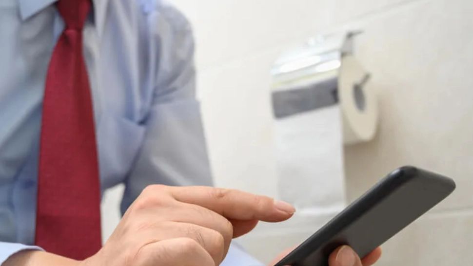 Cât de periculos este să mergi cu telefonul la baie - Este un risc uriaș pentru sănătate, de care nu știai