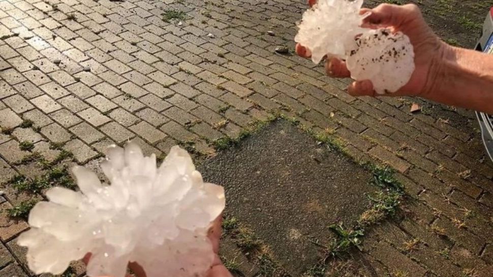 Furtuni devastatoare în Italia după canicula extremă: Scene apocaliptice cu râuri de gheață pe străzi - Grindina cât mingea de tenis face peste 100 de victime