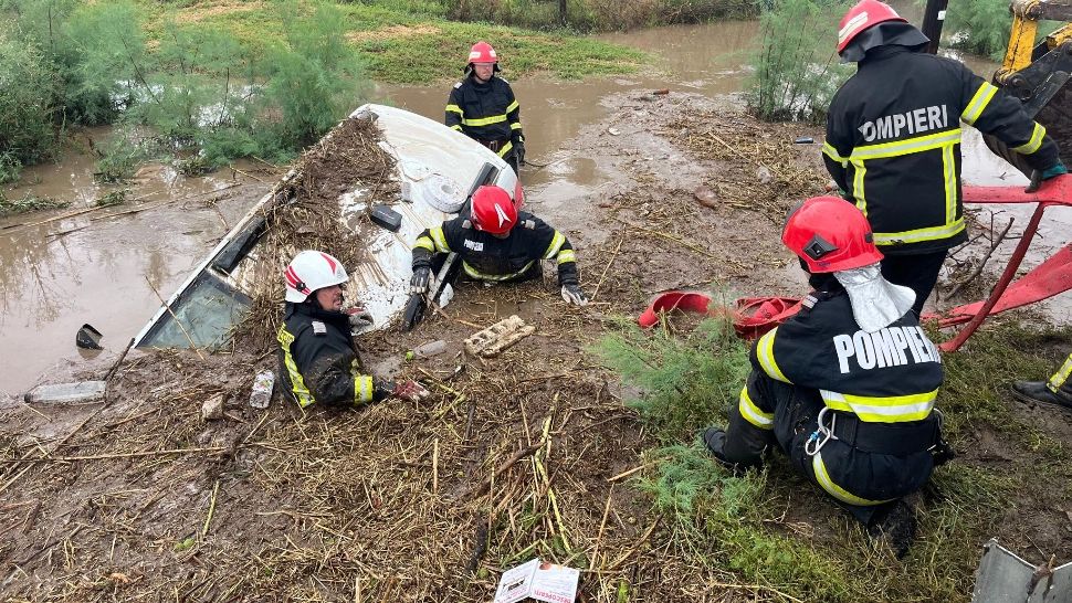 Scene dramatice în Tulcea: O viitură a blocat total un drum național - 10 oameni salvați, mașini blocate în ape - Mesaje RO-ALERT