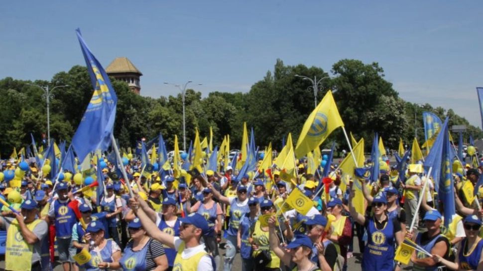 Intervenție la PROTESTUL masiv la Guvern: O persoană a leșinat - Peste 5.000 de oameni, la mitingul național din Sănătate - Se amenință cu greva generală