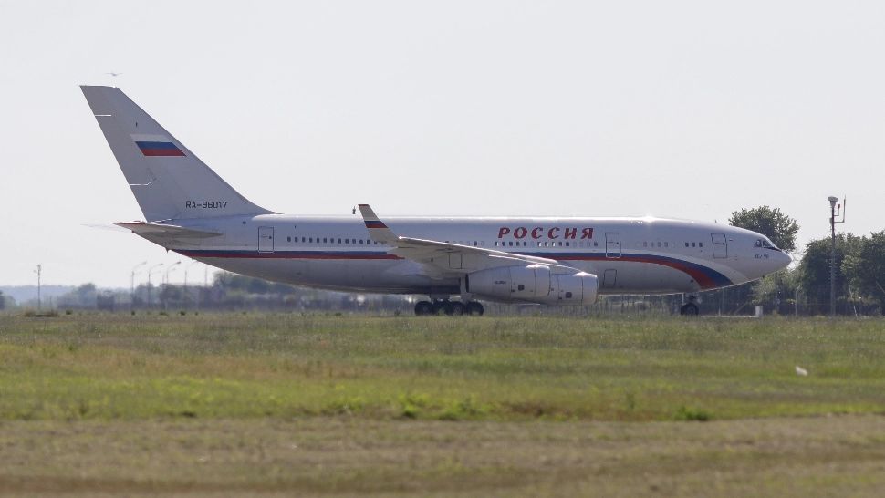 Rusia a trimis un avion special în București pentru a repatria 40 de angajați ai Ambasadei - IMAGINI cu aeronava