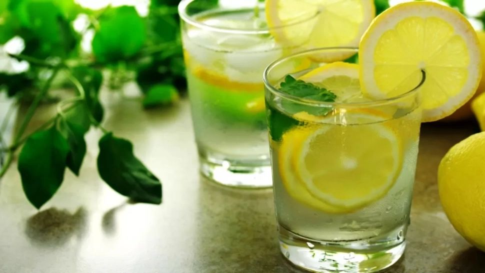 De ce e bună apa cu lămâie: Te ajută să pierzi 10 kg într-o lună - Beneficii neștiute pentru sănătate | Când e interzisă