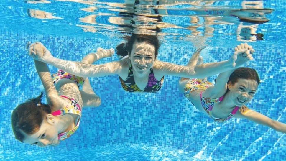 Piscinele, cel mai mare pericol pe timp de caniculă - Medicii trag un semnal de alarmă: Cum poți preveni boli grave