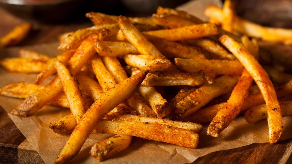Un nutriționist celebru distruge mitul cinei înainte de ora 18:00. Ce spune despre combinația carne și cartofi prăjiți?