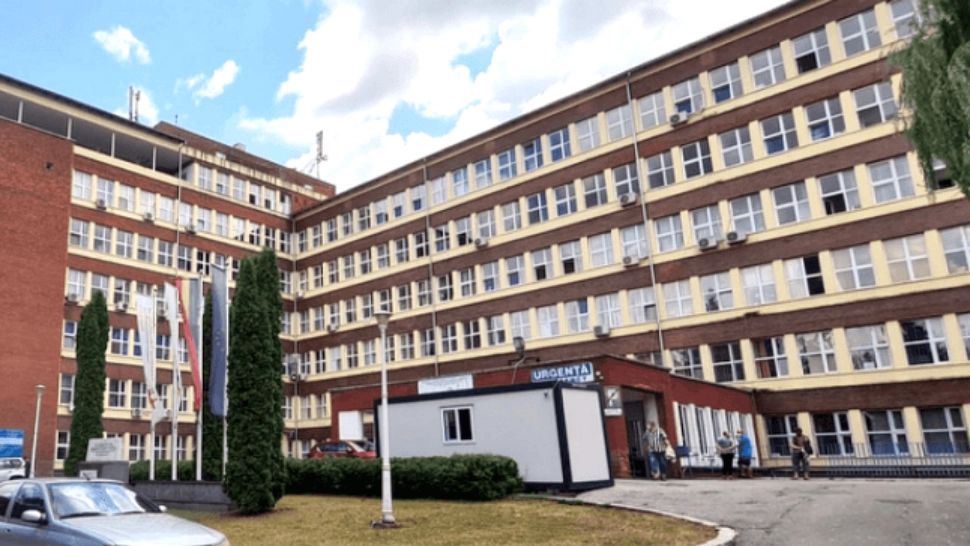 O nouă sinucidere șocantă la Spitalul Hunedoara: O femeie de 84 de ani s-a aruncat de la etaj și a căzut în fața morgii - Poliția a deschis anchetă