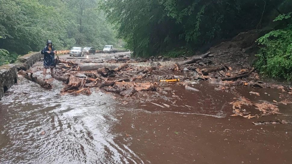 S-a închis Transfăgărășan. Cad stânci de pe versanți, zeci de mașini blocate. O motociclistă a fost rănită - FOTO