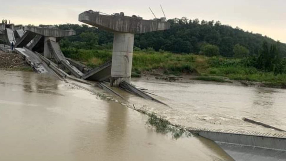 Grinzile podului în construcţie de pe Someş, puse la pământ de o vijelie puternică. Cum a fost afectată circulația trenurilor