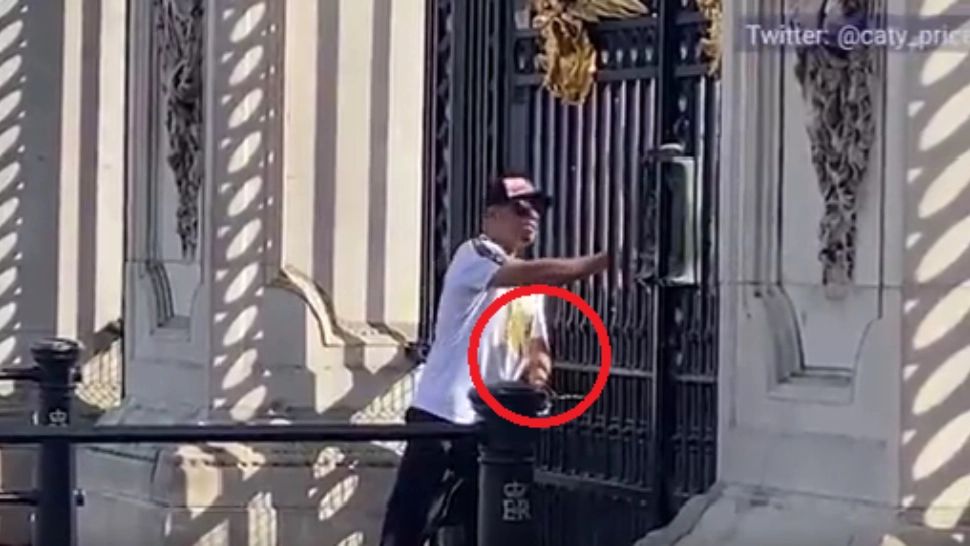 Gest extrem al unui bărbat, în fața Palatului Buckingham din Londra. Poliția, în alertă - Imaginile au făcut înconjurul planetei - VIDEO