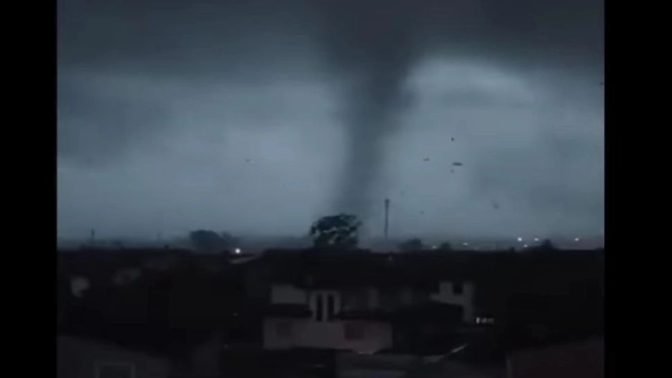 Italia, lovită de fenomene meteo extreme - Cer apocaliptic, grindină de dimensiuni incredibile și o tornadă au făcut prăpăd la Milano - VIDEO 