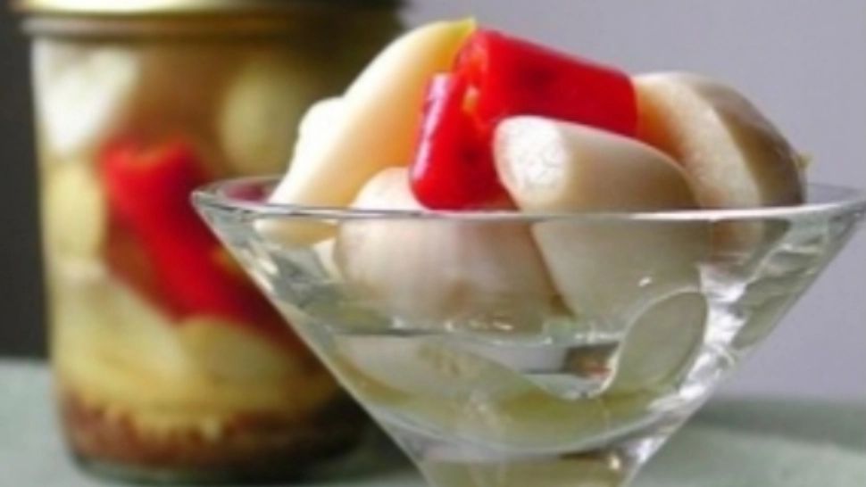 Zeul murăturilor: face senzație indiferent de ocazia cu care îl servești. A detronat chiar și castraveții - Află rețeta usturoiului murat