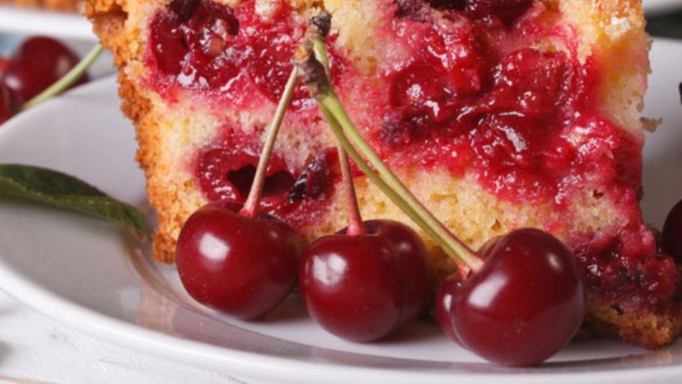 Cea mai simplă prăjitură cu vișine. E perfectă pentru zilele caniculare de vară