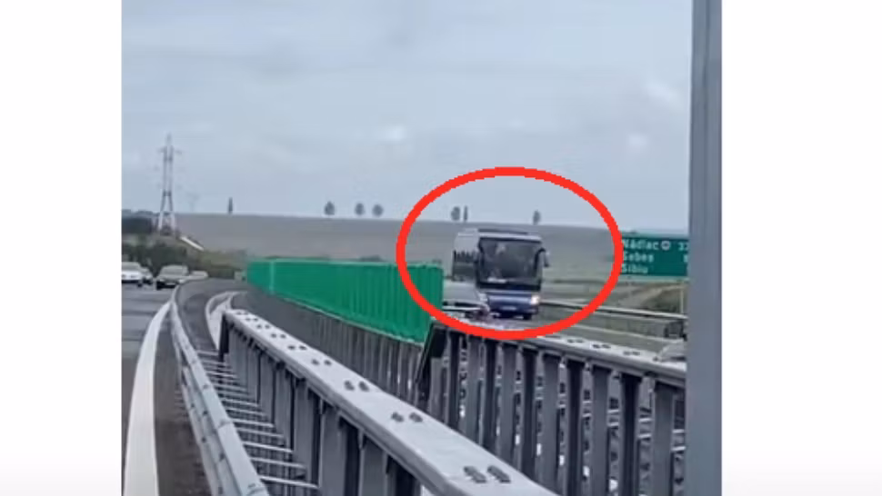 Autocar plin cu pasageri, surprins în timp ce mergea cu spatele pe banda de urgență a A1! Ce măsuri a luat Poliția - VIDEO