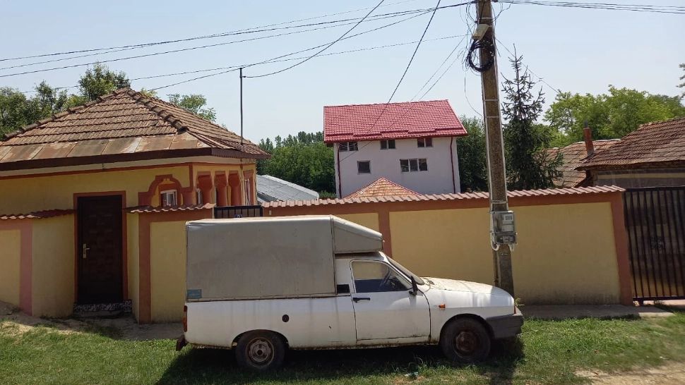 Azil ilegal în Teleorman - 17 persoane în vârstă, cu handicap, găsite într-un imobil