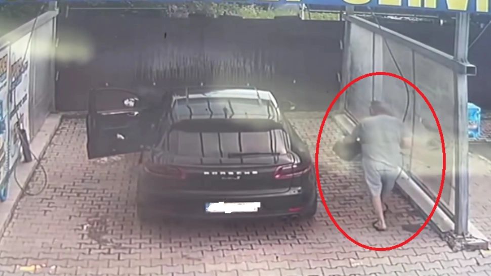 Șoferul unui bolid de lux a furat găleata și peria cu care se spală mașinile dintr-o benzinărie. Imaginile au devenit virale: ce spun internauții - VIDEO