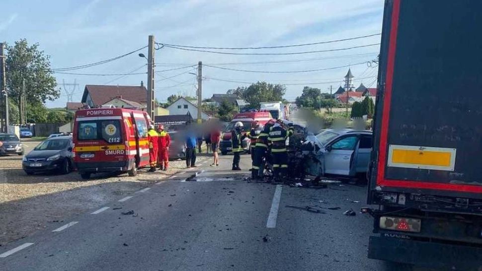 Accident foarte grav - DN2, complet blocat după ce două TIR-uri și un autoturism s-au ciocnit