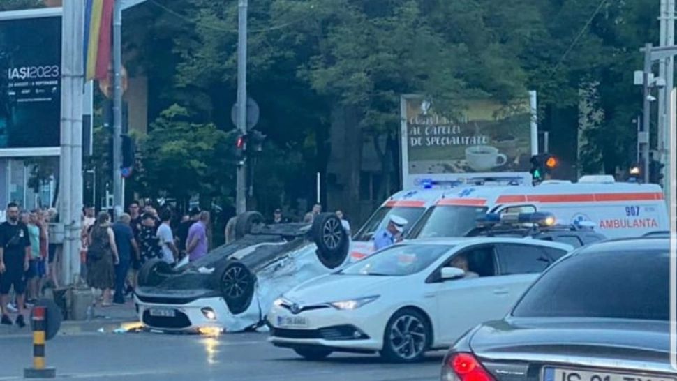 Accident spectaculos la Iași. Zeci de curioși s-au adunat să vadă imaginile ca în filme - FOTO/VIDEO