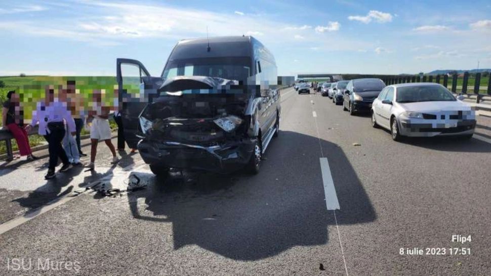 Microbuz cu 16 pasageri implicat în accident pe Autostrada Transilvania