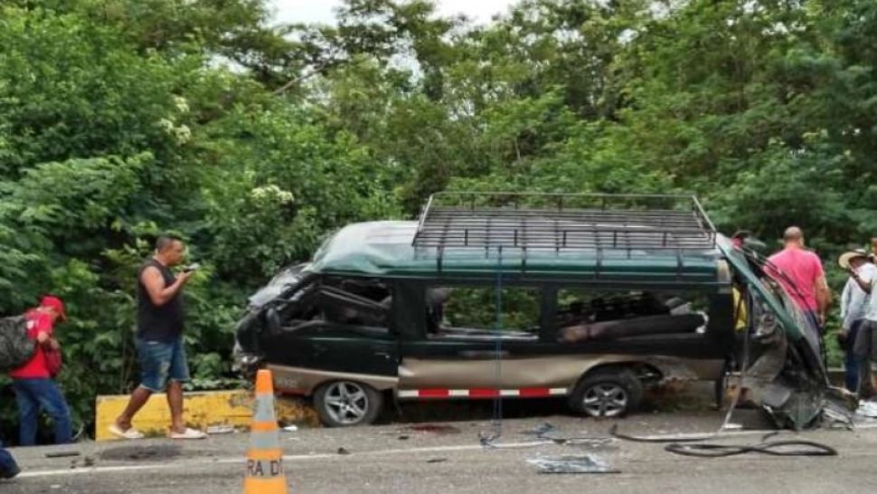 Opt morți după un accident teribil între un microbuz și un tractor cu remorcă - Tragedie fără margini