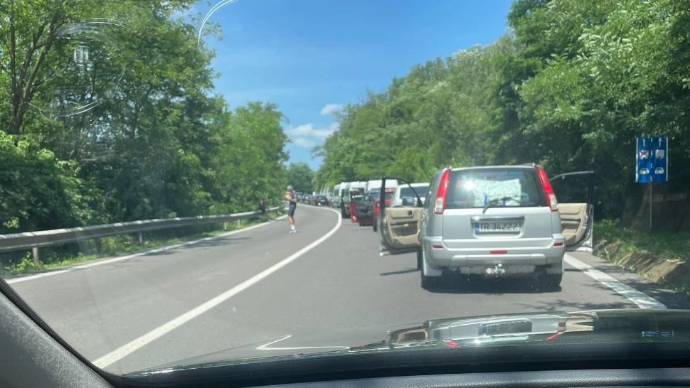 Coloane de mașini spre Litoral, pe Valea Prahovei și Valea Oltului. Lista completă a șoselelor blocate - INFOTRAFIC
