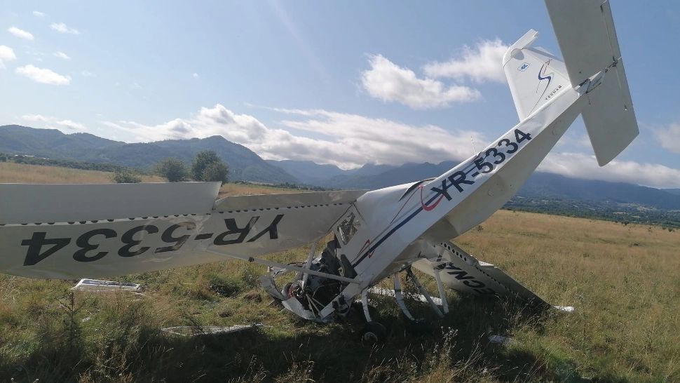 Investigații ample în Mureș, după ce piese dintr-un avion au căzut peste un loc de joacă dintr-o comună