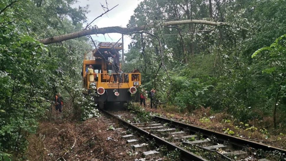 Traficul feroviar grav afectat de vremea rea din țară - CFR anunță lista trenurilor cu întârzieri uriașe
