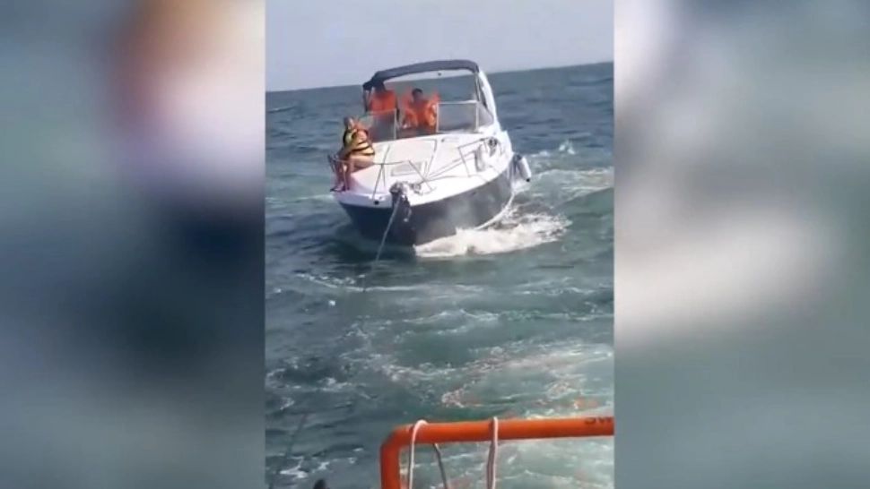 Operațiune de salvare contracronometru în Marea Neagră: 6 oameni, blocați pe o barcă