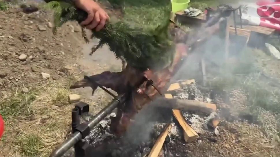 Berbecuț la proțap, „mângâiat” cu brăduțul, turta cu julfă și tortul dacic. Sărbătoare cu mâncăruri tradiționale, în inima Bucovinei 