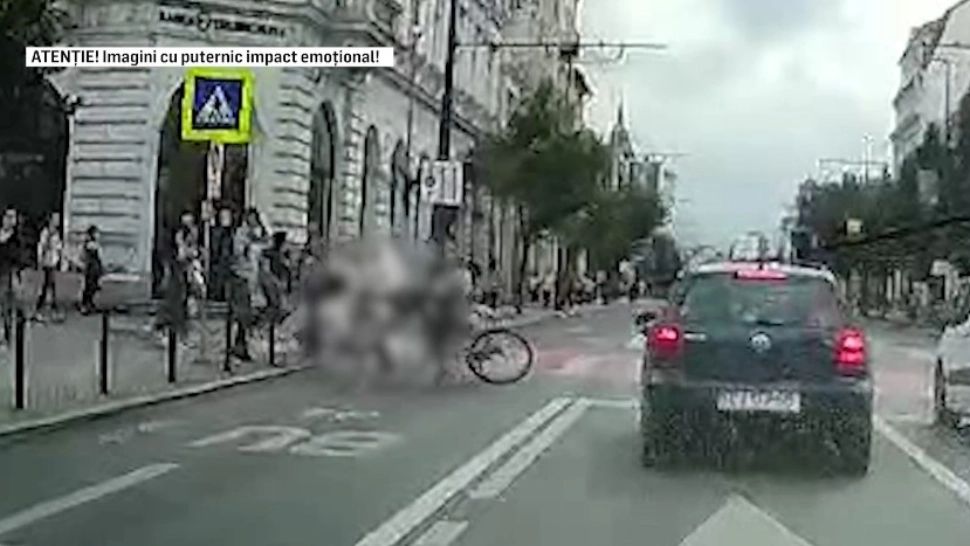 O mamă și doi copii, spulberați pe trecerea de pietoni de un biciclist - FOTO