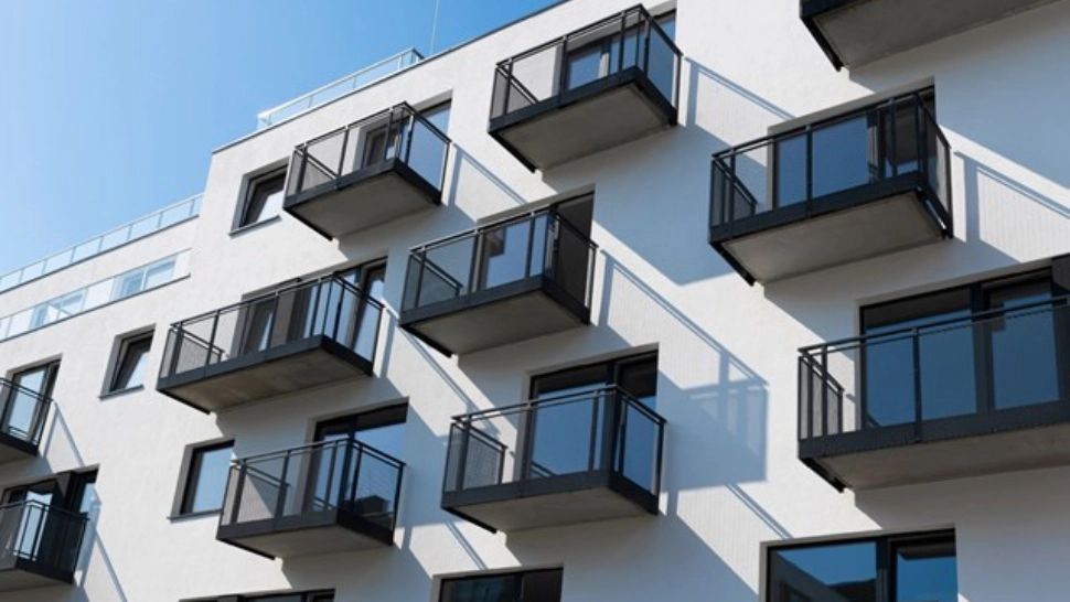 Un deputat vrea ca toate blocurile din România să fie vopsite în alb, ca să nu se mai încingă vara. Alesul a depus și un amendament la Codul Urbanismului