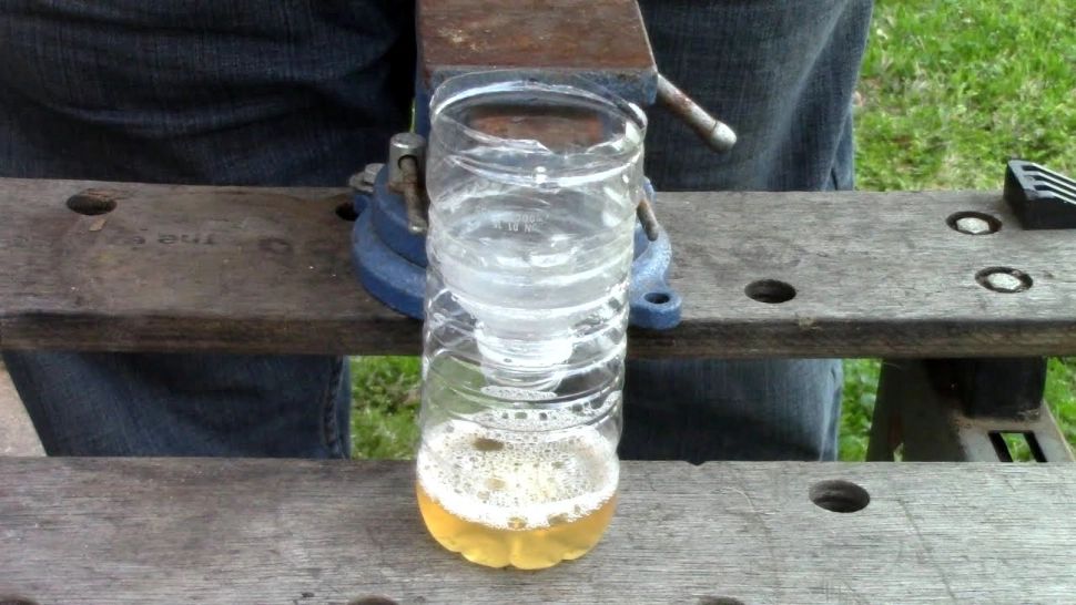 Scapă de muște cu această capcană gata în mai puțin de un minut. Tot ce ai nevoie este o sticlă de plastic și niște momeală