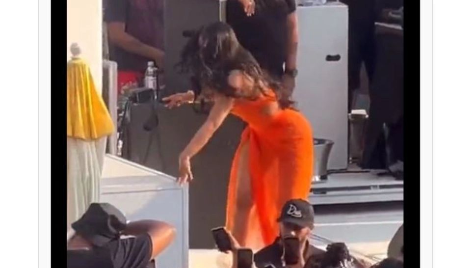 Momentul în care cântăreața Cardi B lovește în cap cu microfonul o spectatoare - De la ce a pornit scandalul din timpul concertului