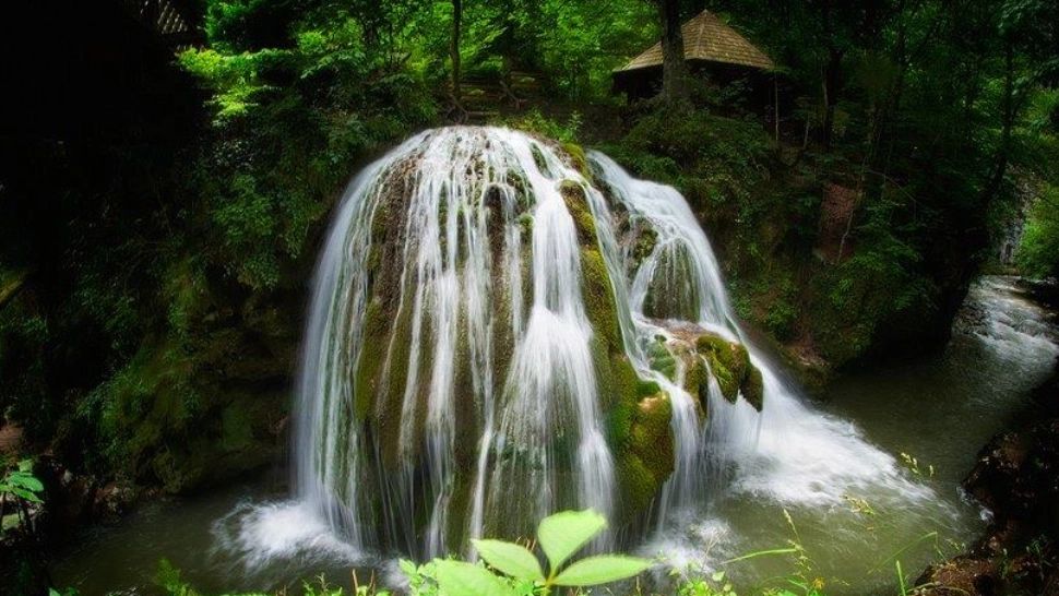 Cascada Bigăr trage turiștii ca un magnet și după prăbușire
