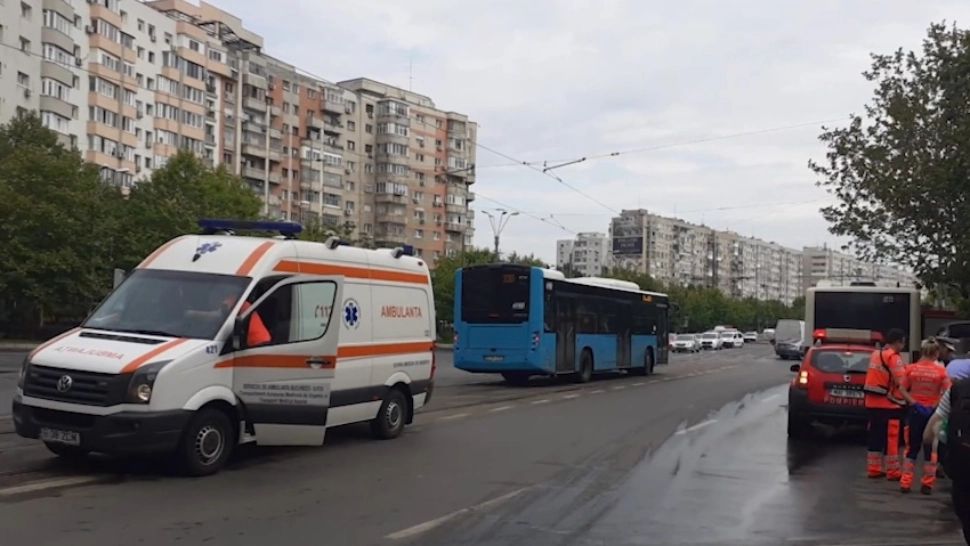 Accident între un autobuz STB și o mașină, în Capitală - O victimă se află în stare gravă