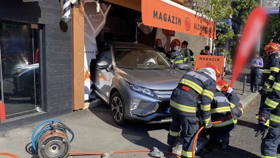 O mașina a intrat într-un magazin din Capitală. Vânzătoarea a fost rănită și transferată la spital